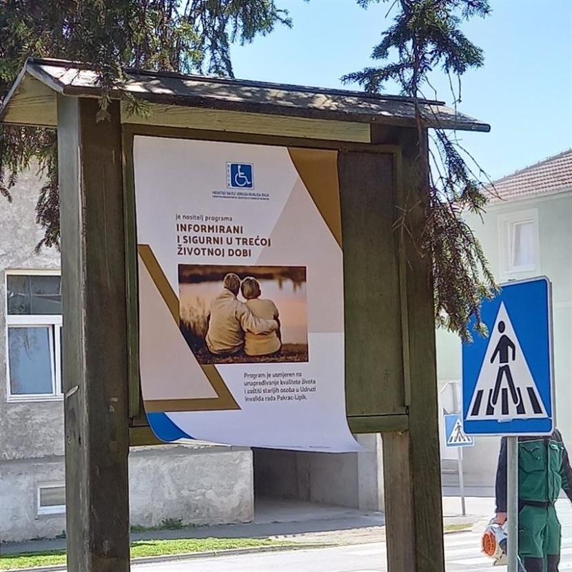 Slika: PLAKATI PROGRAMA POSTAVLJENI NA VIDLJIVIM MJESTIMA U GRADOVIMA PAKRACU I LIPIKU